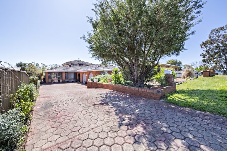 4 bedroom house at 30 Jean Street, Wellington NSW 2820 - photo 2