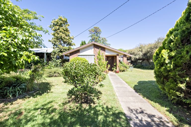 3 bedroom house at 33 Gipps Street, Wellington NSW 2820 - photo 2