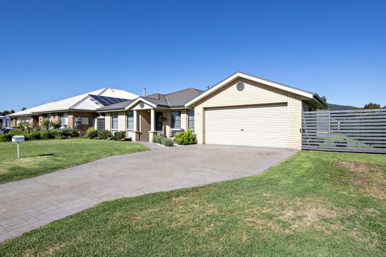 4 bedroom house at 16 King Street, Wellington NSW 2820 - photo 2