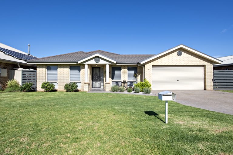 4 bedroom house at 16 King Street, Wellington NSW 2820