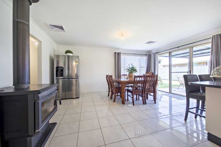 4 bedroom house at 16 King Street, Wellington NSW 2820 - photo 9
