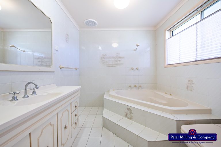 5 bedroom house at 3 Greenslopes Court, Dubbo NSW 2830 - photo 11