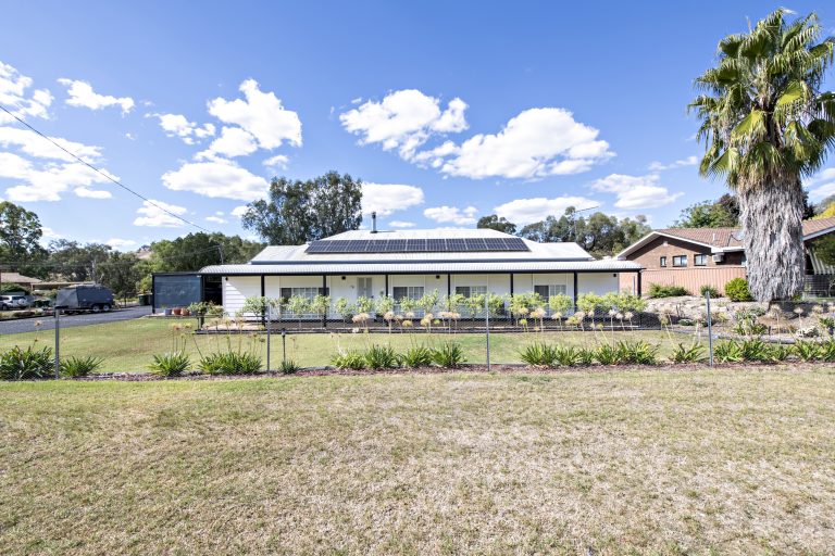 6 bedroom house at 10 Marsh Street, Wellington NSW 2820 - photo 2