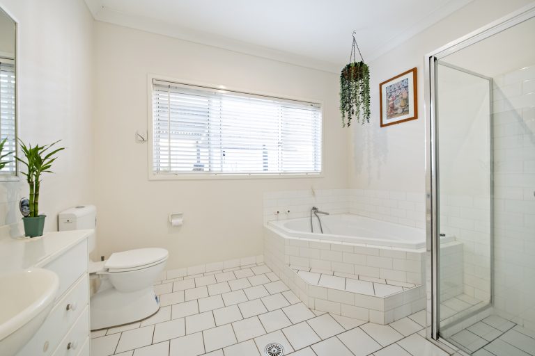 6 bedroom house at 10 Marsh Street, Wellington NSW 2820 - photo 15
