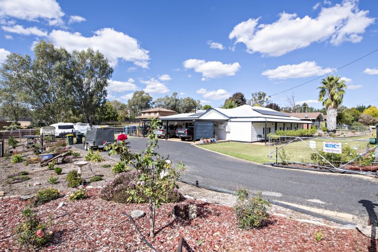 6 bedroom house at 10 Marsh Street, Wellington NSW 2820 - photo 4