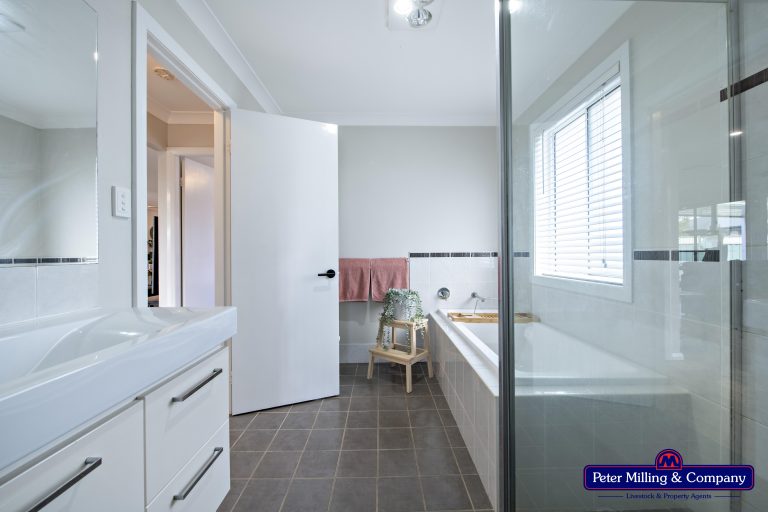 4 bedroom house at 30 Dunheved Circle, Dubbo NSW 2830 - photo 5