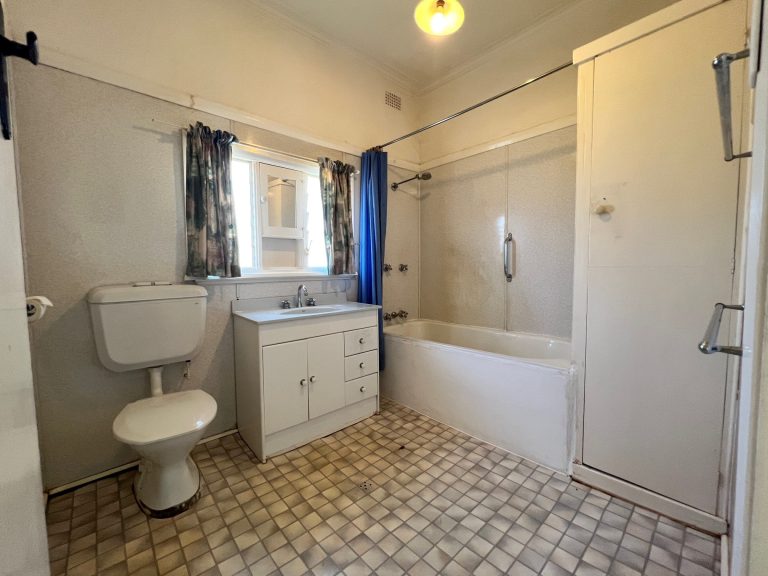 2 bedroom house at 20-22 Parkes Street, Wellington NSW 2820 - photo 6
