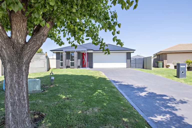 4 bedroom house at 5 Grevillea Place, Wellington NSW 2820 - photo 2