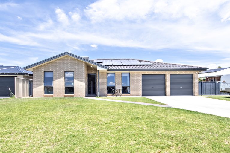 4 bedroom house at 10 King Street, Wellington NSW 2820 - photo 2