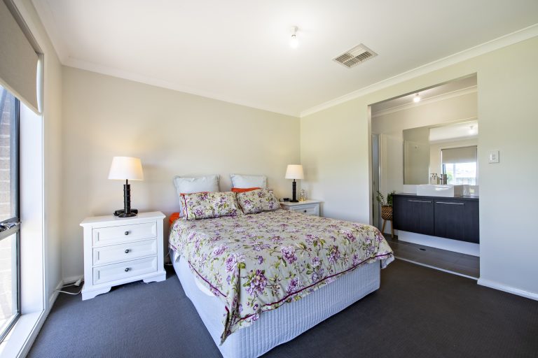 4 bedroom house at 10 King Street, Wellington NSW 2820 - photo 5