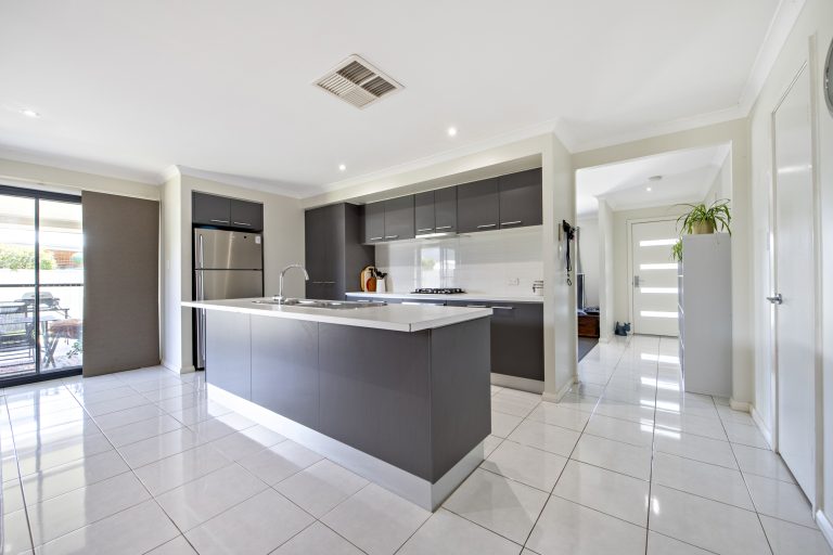 4 bedroom house at 10 King Street, Wellington NSW 2820 - photo 9