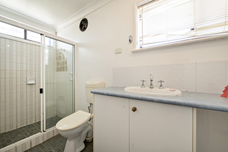 6 bedroom house at 22-24 Marsh Street, Wellington NSW 2820 - photo 9