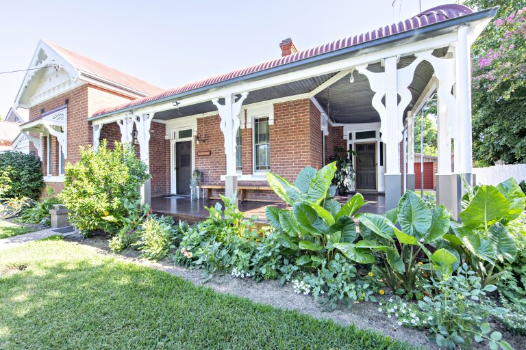 4 bedroom house at 8 Warne Street, Wellington NSW 2820 - photo 2