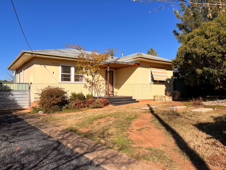 3 bedroom house at 42 Pierce Street, Wellington NSW 2820