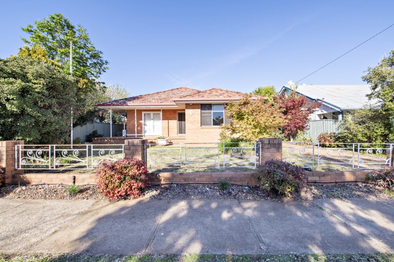4 bedroom house at 115 Warne Street, Wellington NSW 2820 - photo 2