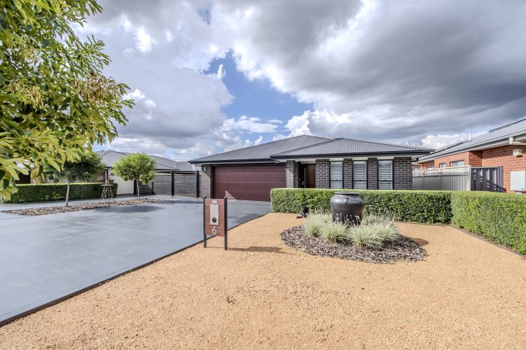 5 bedroom house at 6 Hovea Court, Dubbo NSW 2830