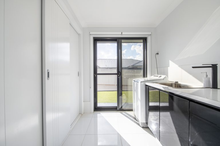 5 bedroom house at 6 Hovea Court, Dubbo NSW 2830 - photo 7