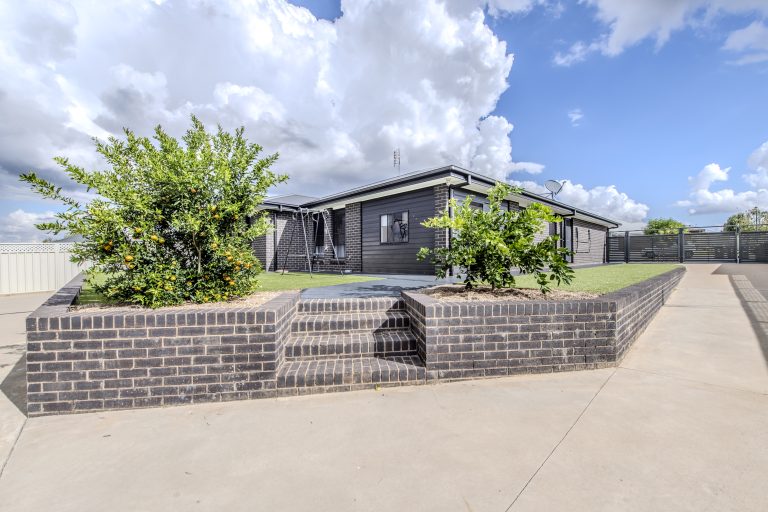 5 bedroom house at 6 Hovea Court, Dubbo NSW 2830 - photo 21