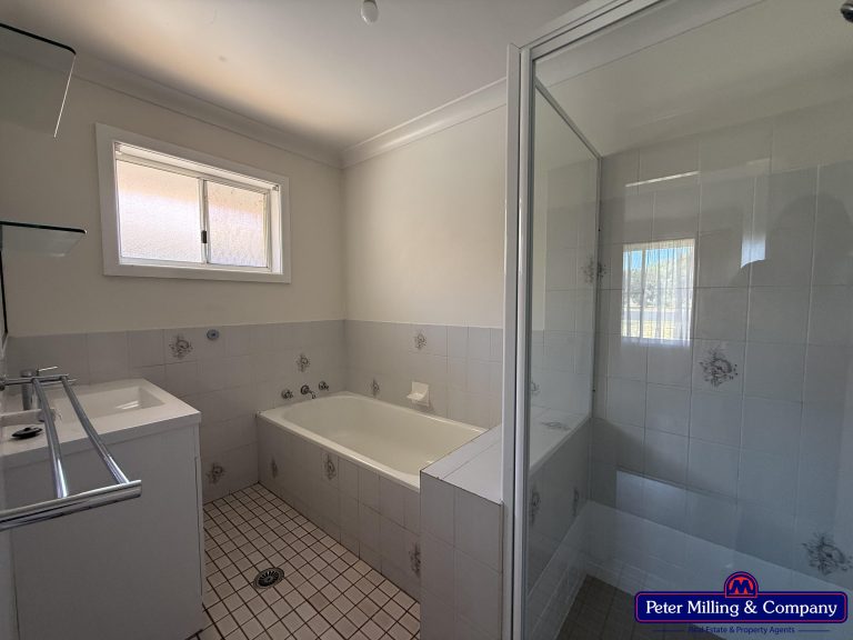 3 bedroom house at 7 Balmoral Place, Dubbo NSW 2830 - photo 8