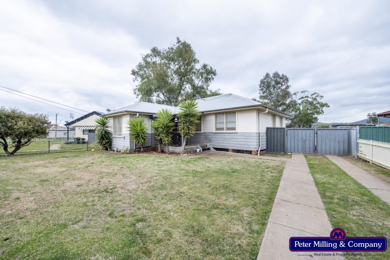4 bedroom house at 135 Thornton Street, Wellington NSW 2820 - photo 2