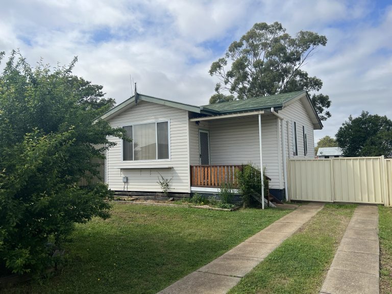 3 bedroom house at 9 Glasson Street-Part Furnished, Wellington NSW 2820