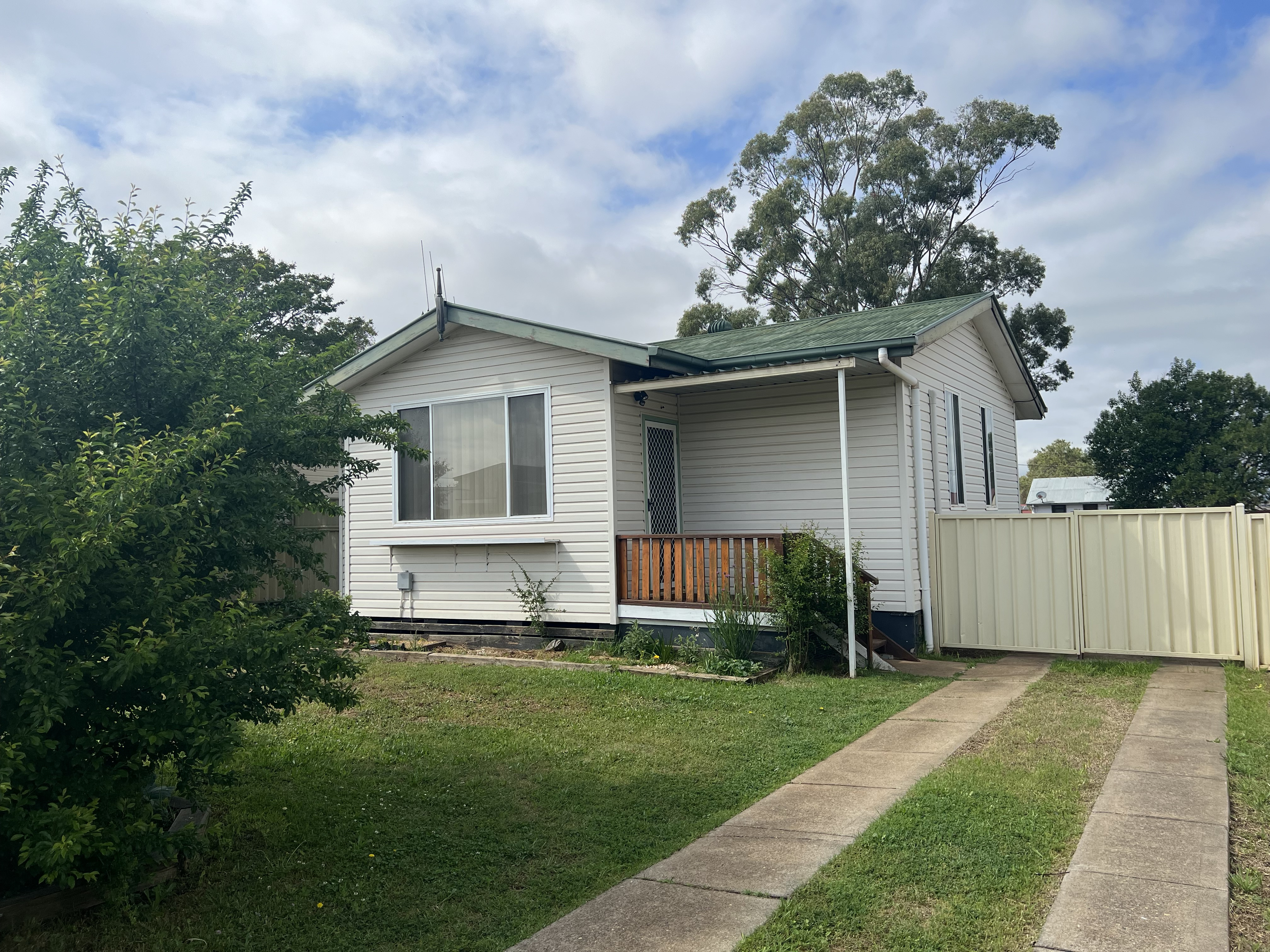 3 bedroom house at 9 Glasson Street-Part Furnished, Wellington NSW 2820