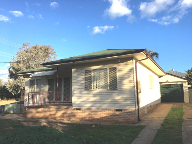 3 bedroom house at 121 Gobolion Street, Wellington NSW 2820